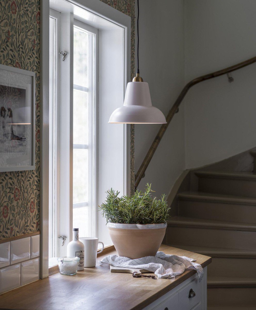 Scottsville Ø30 Rose suspension De PR Home - Livr&eacute; avec un bo&icirc;tier de plafond pour crochet de suspension de la m&ecirc;me couleur que la lampe.