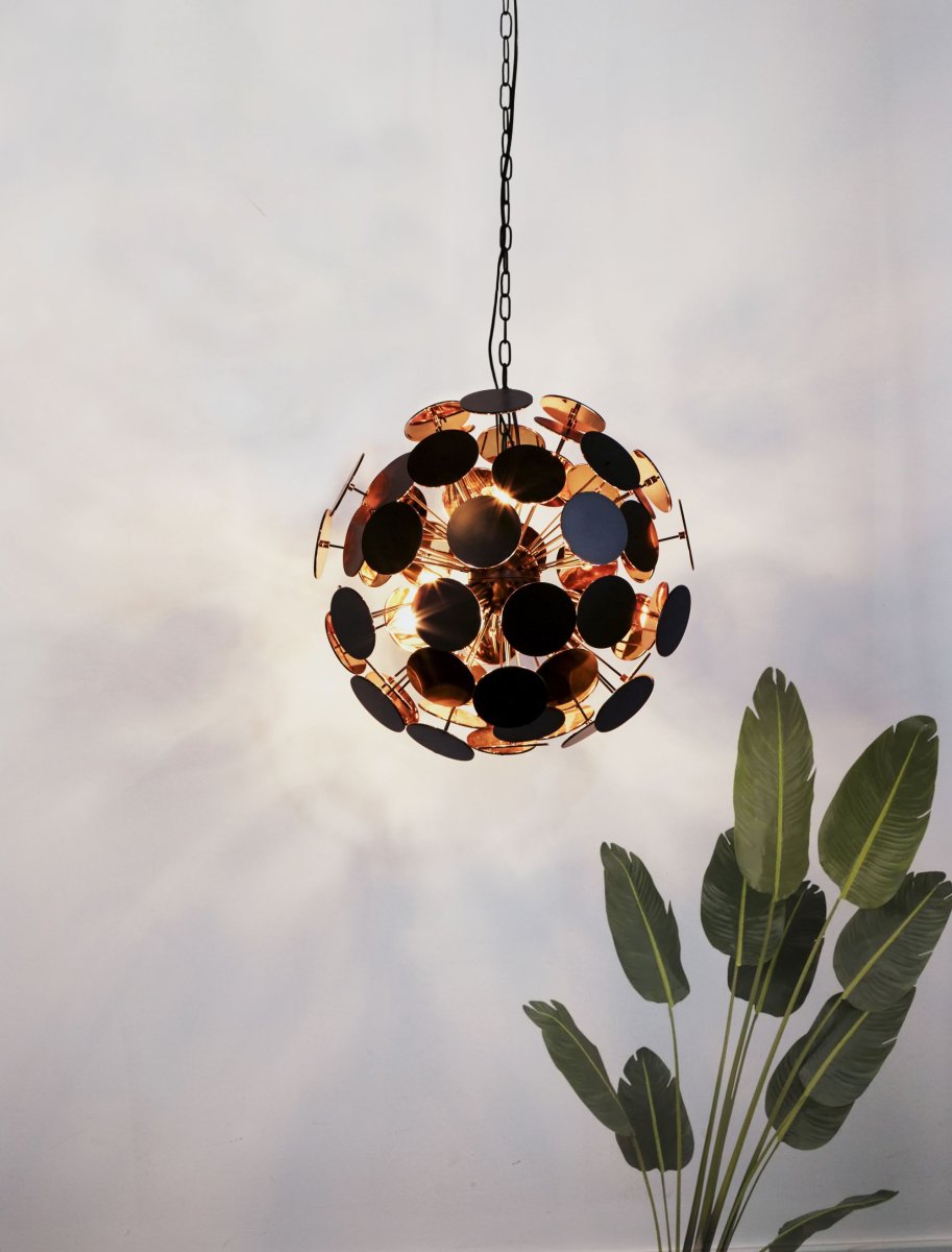 Discus Ø54 Noir suspension De Searchlight - La suspension Discus à six sources lumineuses a une finition noire mate et des embouts métalliques avec des disques ronds aux extrémités et un intérieur de couleur dorée.