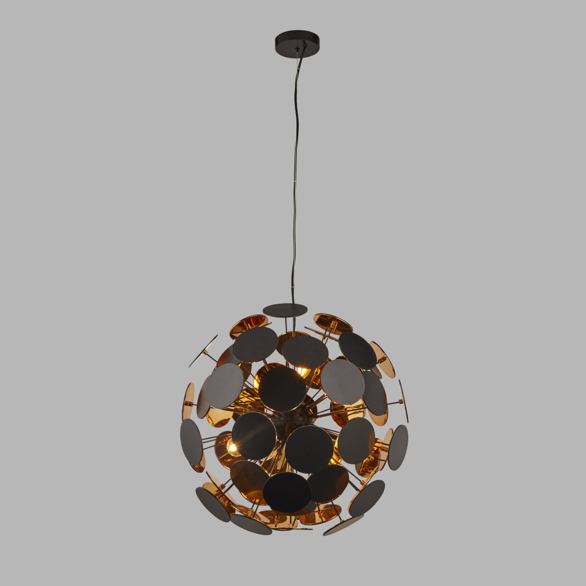 Discus Ø54 Noir suspension De Searchlight - La suspension Discus à six sources lumineuses a une finition noire mate et des embouts métalliques avec des disques ronds aux extrémités et un intérieur de couleur dorée.