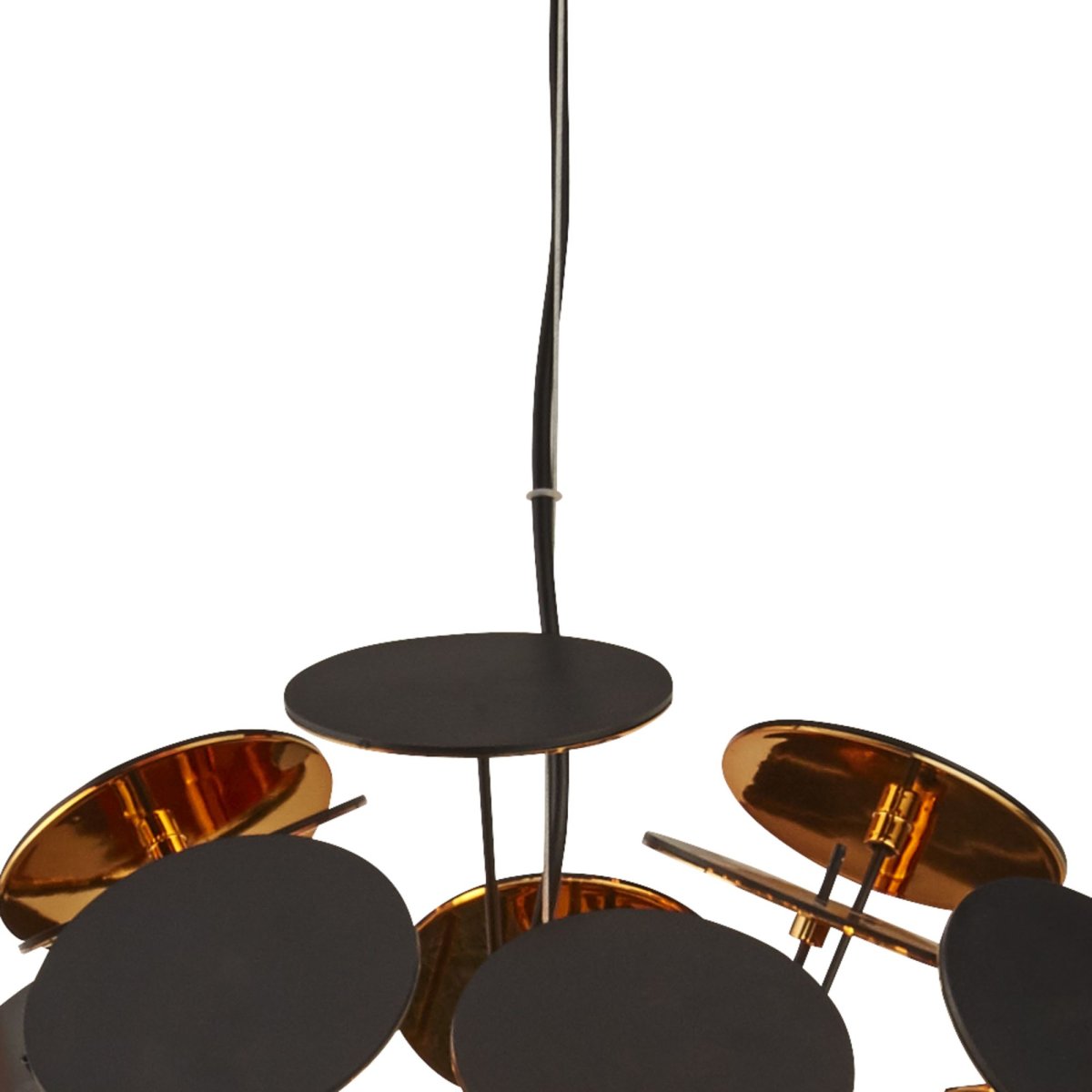 Discus Ø54 Noir suspension De Searchlight - La suspension Discus à six sources lumineuses a une finition noire mate et des embouts métalliques avec des disques ronds aux extrémités et un intérieur de couleur dorée.