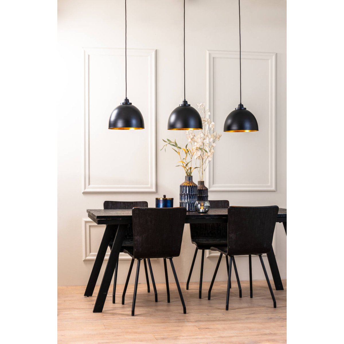 Kylie 135cm Noir suspension De Light & Living - Les abat-jour arrondis dirigent la lumière vers le bas et sont parfaits pour les tables à manger ou les plans de travail de cuisine.