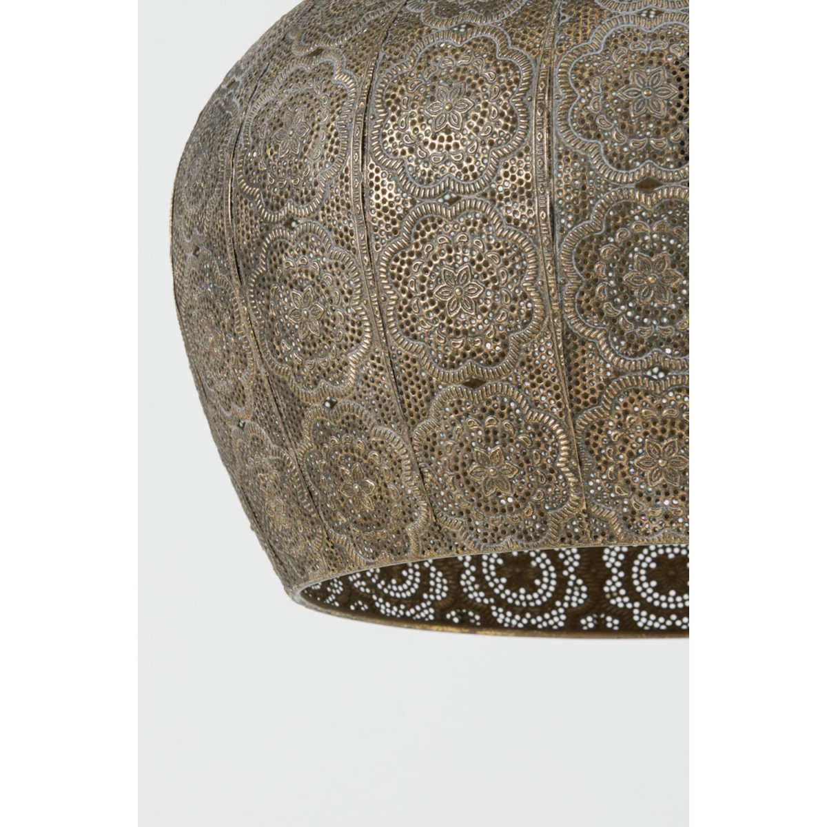 Emine Ø43 Bronze suspension De Light & Living - Emine est un &eacute;l&eacute;gant plafonnier en m&eacute;tal &agrave; la finition brun-dor&eacute; et au motif perfor&eacute; d&eacute;taill&eacute;.