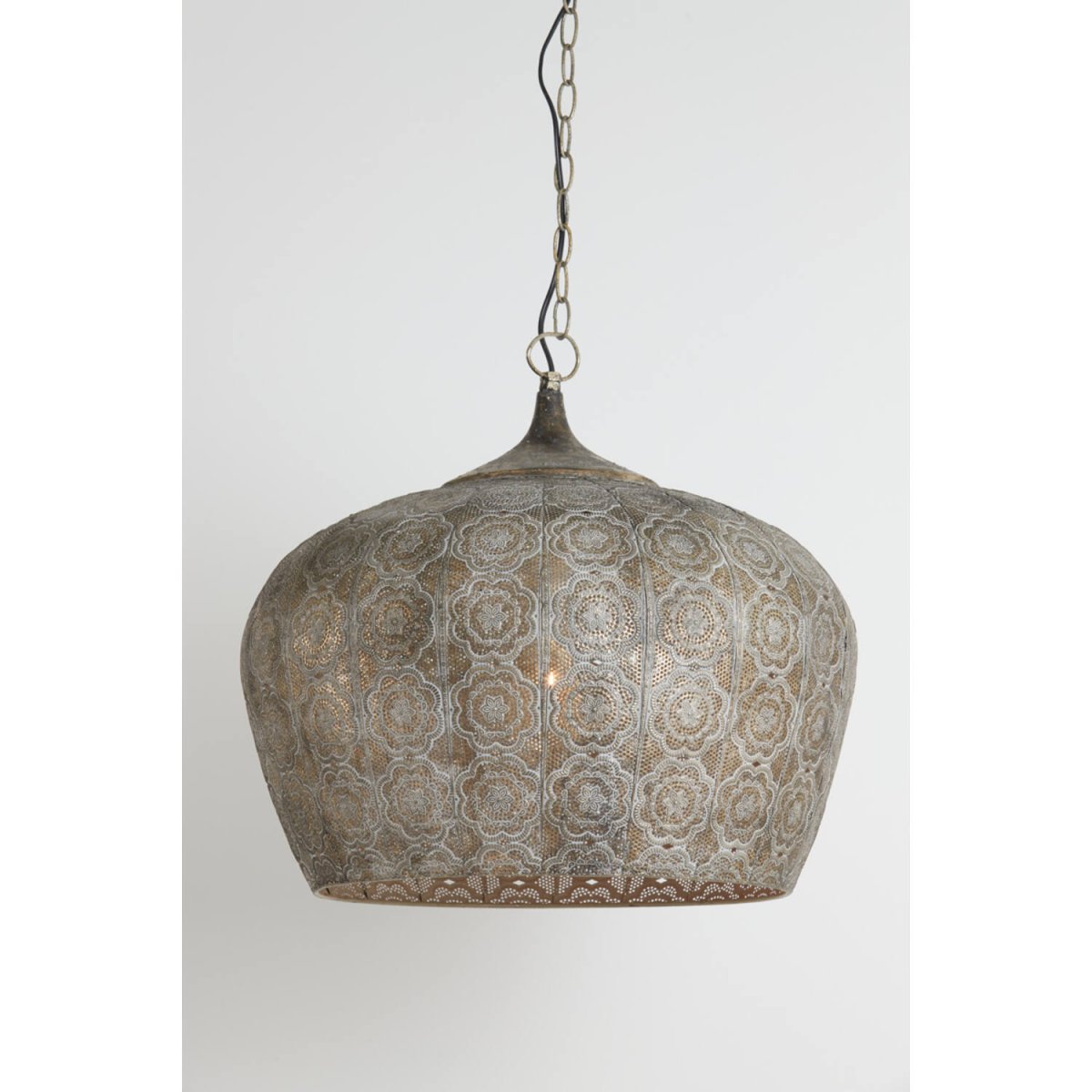 Emine Ø52 Bronze suspension De Light & Living - Une fois allumé, ce motif crée un magnifique jeu de lumière, instaurant une ambiance orientale chaleureuse et accueillante.