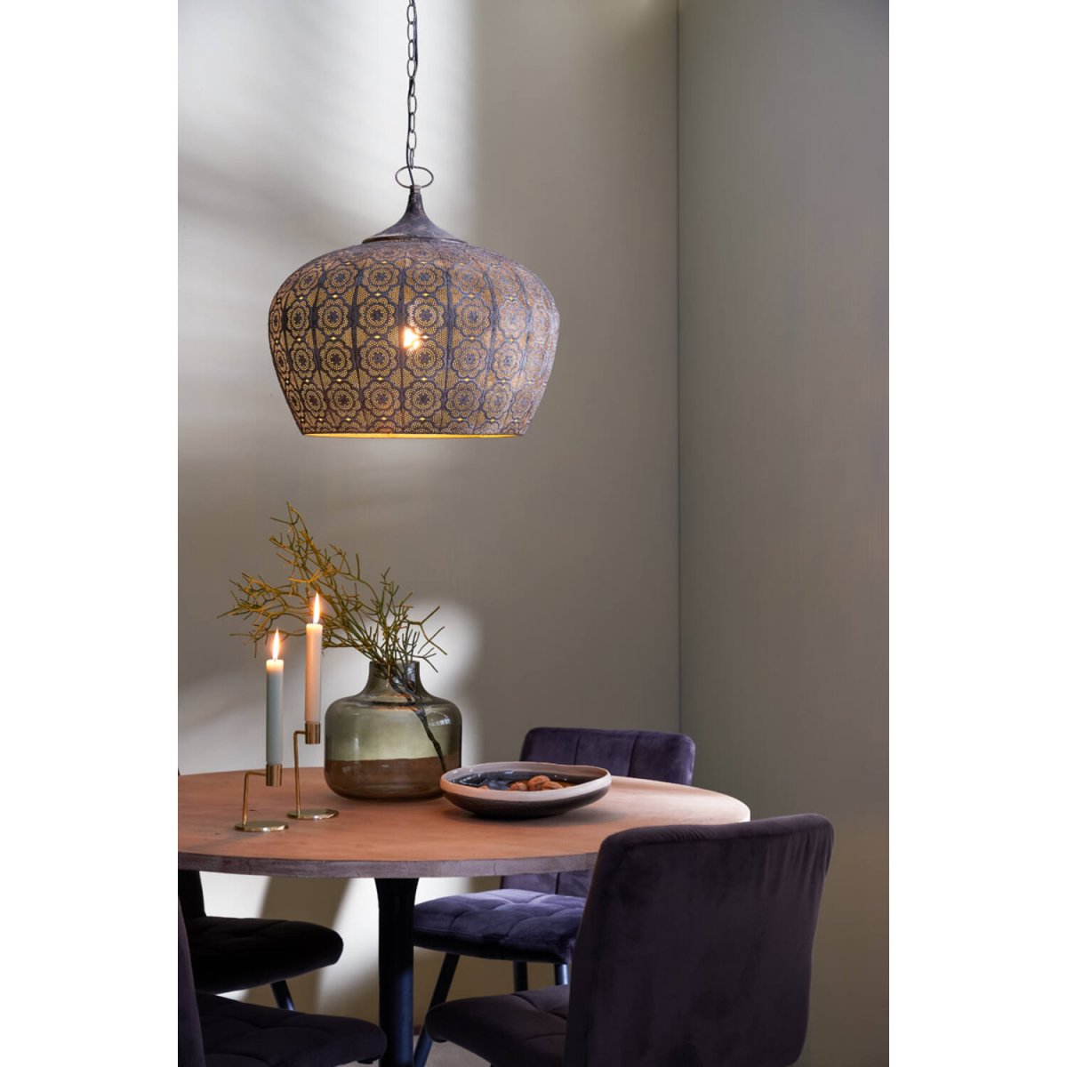 Emine Ø52 Bronze suspension De Light & Living - Une fois allumé, ce motif crée un magnifique jeu de lumière, instaurant une ambiance orientale chaleureuse et accueillante.