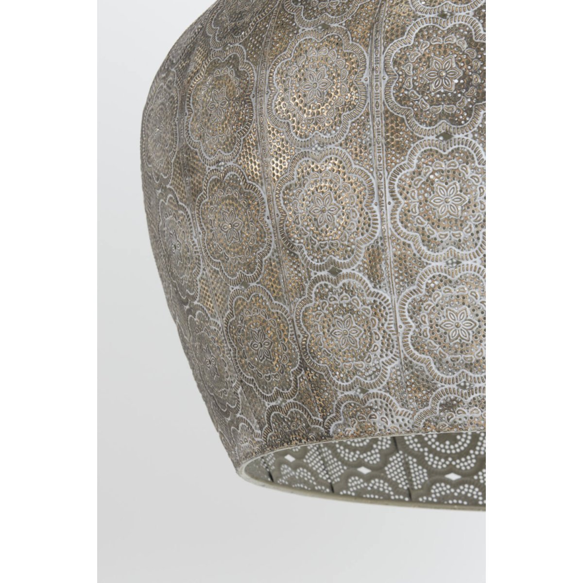 Emine Ø52 Bronze suspension De Light & Living - Une fois allumé, ce motif crée un magnifique jeu de lumière, instaurant une ambiance orientale chaleureuse et accueillante.