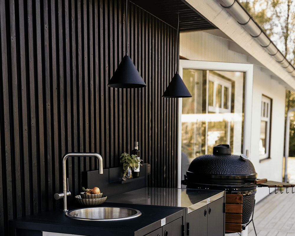 Tratt Ø25 IP44 Noir De Westal - Son design classique et sa fabrication soign&eacute;e en font &agrave; la fois une source de lumi&egrave;re fonctionnelle et un &eacute;l&eacute;ment d&eacute;coratif pour vos espaces int&eacute;rieurs.