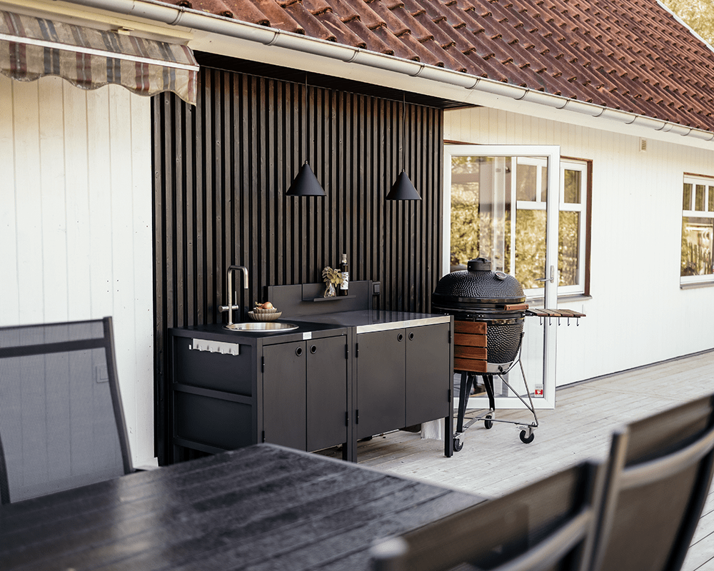 Tratt Ø25 IP44 Noir De Westal - Son design classique et sa fabrication soign&eacute;e en font &agrave; la fois une source de lumi&egrave;re fonctionnelle et un &eacute;l&eacute;ment d&eacute;coratif pour vos espaces int&eacute;rieurs.