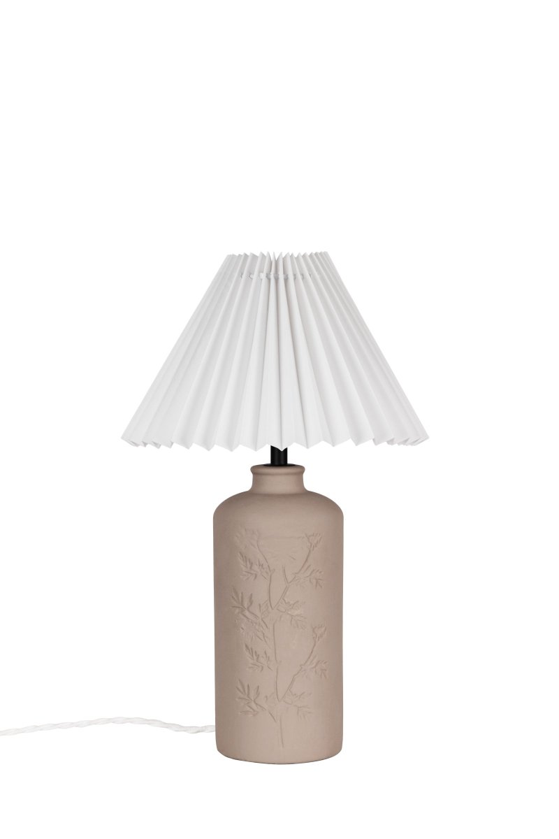 Flora 40cm Boue lampe de table De Globen Lighting - Comme joli d&eacute;tail, un motif de fleur de prunellier est press&eacute; sur un c&ocirc;t&eacute; de la base de la lampe, donnant une v&eacute;ritable impression de savoir-faire.
