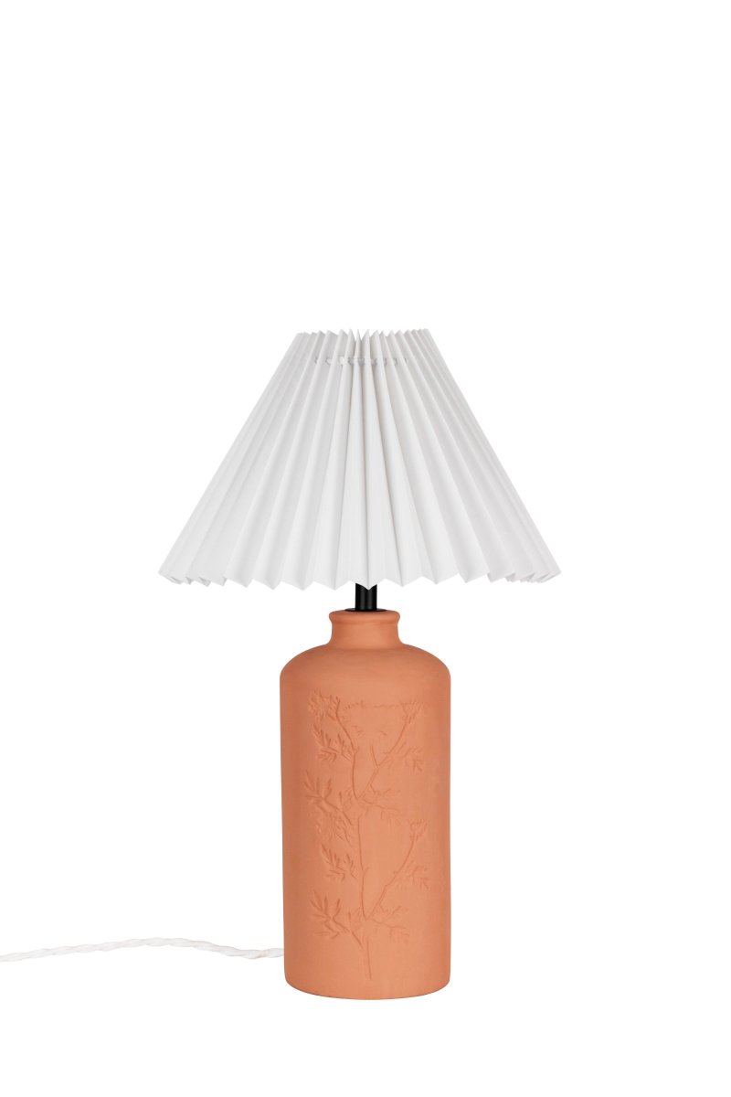 Flora 40cm Terre cuite lampe de table De Globen Lighting - Comme joli d&eacute;tail, un motif de fleur de prunellier est press&eacute; sur un c&ocirc;t&eacute; de la base de la lampe, lui donnant une v&eacute;ritable touche d'artisanat.