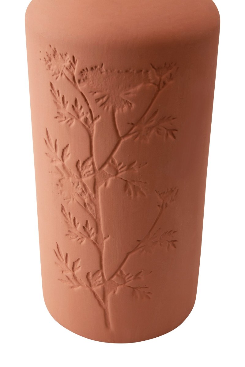 Flora 40cm Terre cuite lampe de table De Globen Lighting - Comme joli d&eacute;tail, un motif de fleur de prunellier est press&eacute; sur un c&ocirc;t&eacute; de la base de la lampe, lui donnant une v&eacute;ritable touche d'artisanat.