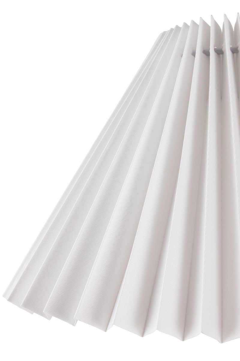 Flora 40cm Terre cuite lampe de table De Globen Lighting - Comme joli d&eacute;tail, un motif de fleur de prunellier est press&eacute; sur un c&ocirc;t&eacute; de la base de la lampe, lui donnant une v&eacute;ritable touche d'artisanat.