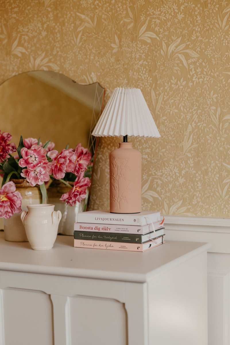 Flora 40cm Terre cuite lampe de table De Globen Lighting - Comme joli d&eacute;tail, un motif de fleur de prunellier est press&eacute; sur un c&ocirc;t&eacute; de la base de la lampe, lui donnant une v&eacute;ritable touche d'artisanat.