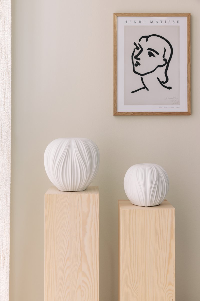 Milo 14cm Blanc lampe de table De Globen Lighting - Milo est une lampe de table au design organique en forme de pomme et en c&eacute;ramique blanche, diffusant une lumi&egrave;re douce et accueillante.