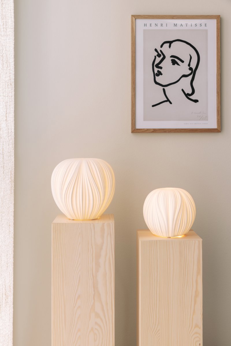 Milo 14cm Blanc lampe de table De Globen Lighting - Milo est une lampe de table au design organique en forme de pomme et en c&eacute;ramique blanche, diffusant une lumi&egrave;re douce et accueillante.