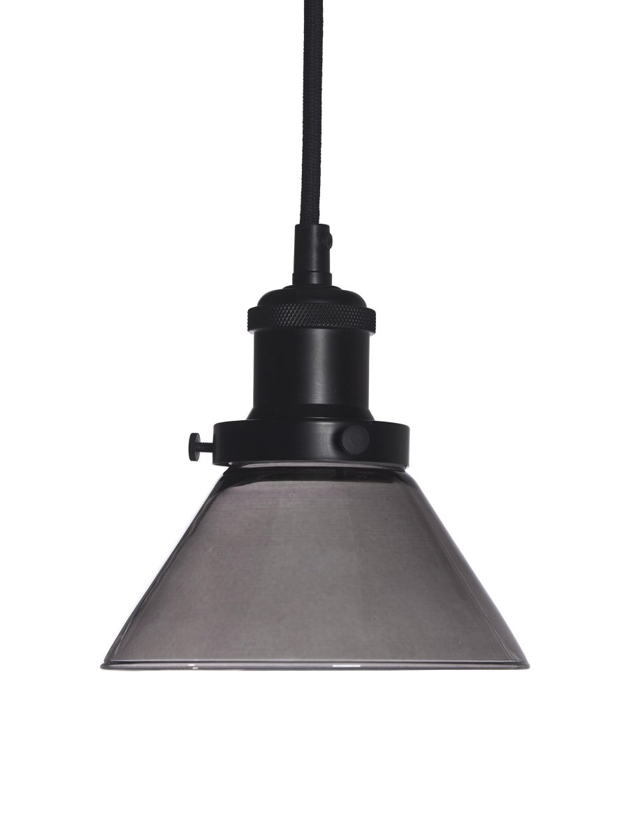 August Ø15 Noir lampe de fenêtre De PR Home - La lampe est livrée avec un câble textile noir de 3 mètres de long et dispose d'une prise murale et d'un interrupteur d'alimentation.