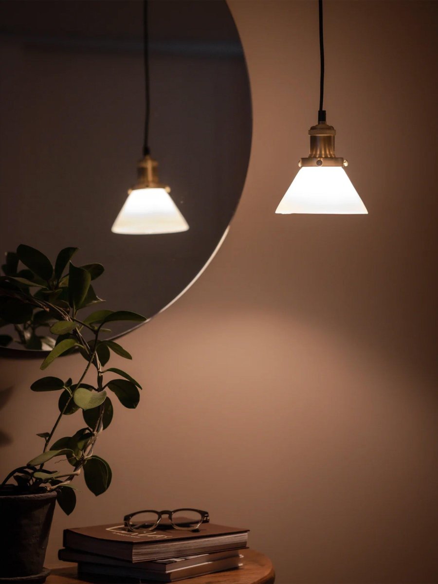 August Ø15 Blanc lampe de fenêtre De PR Home - La lampe est livr&eacute;e avec un c&acirc;ble textile noir de 3 m&egrave;tres de long et dispose d'une prise murale et d'un interrupteur d'alimentation.