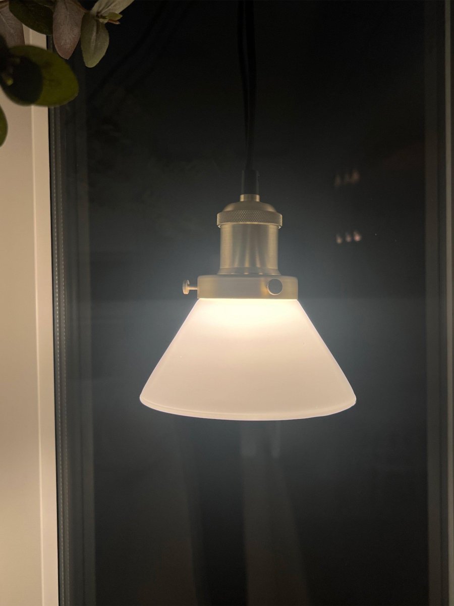August Ø15 Blanc lampe de fenêtre De PR Home - La lampe est livr&eacute;e avec un c&acirc;ble textile noir de 3 m&egrave;tres de long et dispose d'une prise murale et d'un interrupteur d'alimentation.
