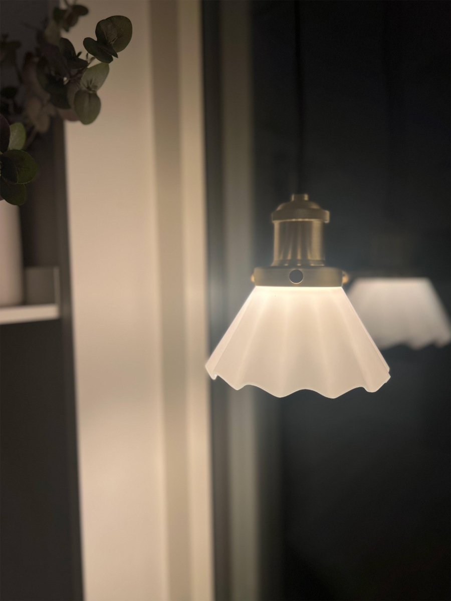 August Ø15 Blanc lampe de fenêtre De PR Home - La lampe est livrée avec un câble textile noir de 3 mètres de long et dispose d'une prise murale et d'un interrupteur d'alimentation.