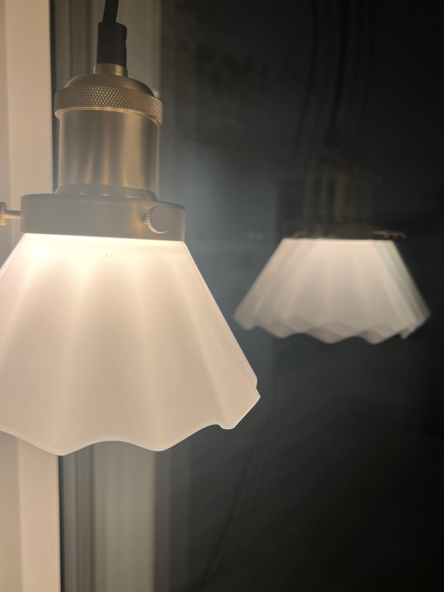 August Ø15 Blanc lampe de fenêtre De PR Home - La lampe est livrée avec un câble textile noir de 3 mètres de long et dispose d'une prise murale et d'un interrupteur d'alimentation.