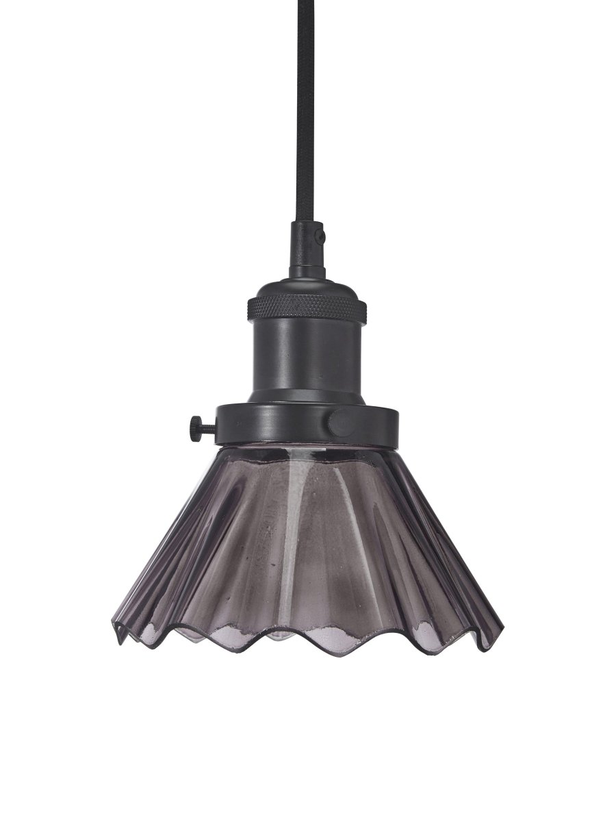 August Ø15 Noir lampe de fenêtre De PR Home - La lampe est livrée avec un câble textile noir de 3 mètres de long et dispose d'une prise murale et d'un interrupteur d'alimentation.