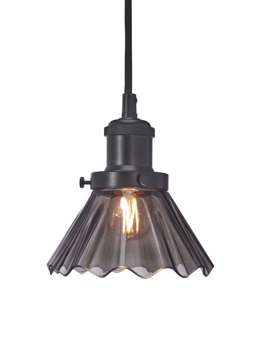 August Ø15 Noir lampe de fenêtre De PR Home - La lampe est livrée avec un câble textile noir de 3 mètres de long et dispose d'une prise murale et d'un interrupteur d'alimentation.