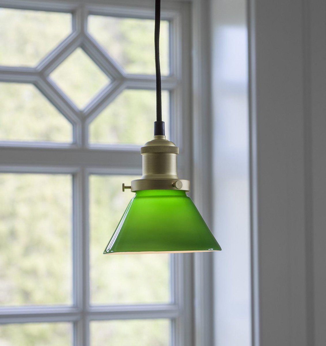 August Ø15 Vert lampe de fenêtre De PR Home - La lampe est livr&eacute;e avec un c&acirc;ble textile noir de 3 m&egrave;tres de long et dispose d'une prise murale et d'un interrupteur d'alimentation.