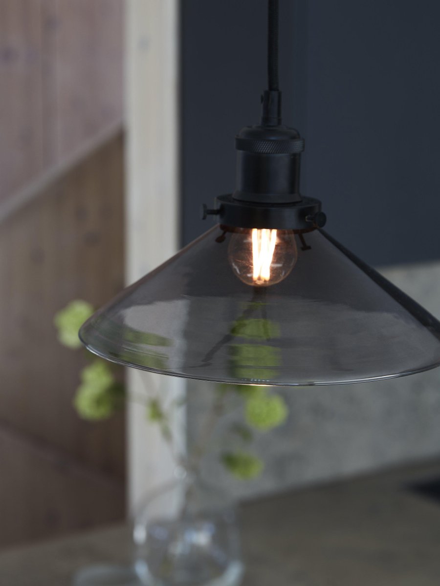 August Ø25 Noir lampe de fenêtre De PR Home - La lampe est livr&eacute;e avec un c&acirc;ble textile noir de 3 m&egrave;tres de long et dispose d'une prise murale et d'un interrupteur d'alimentation.