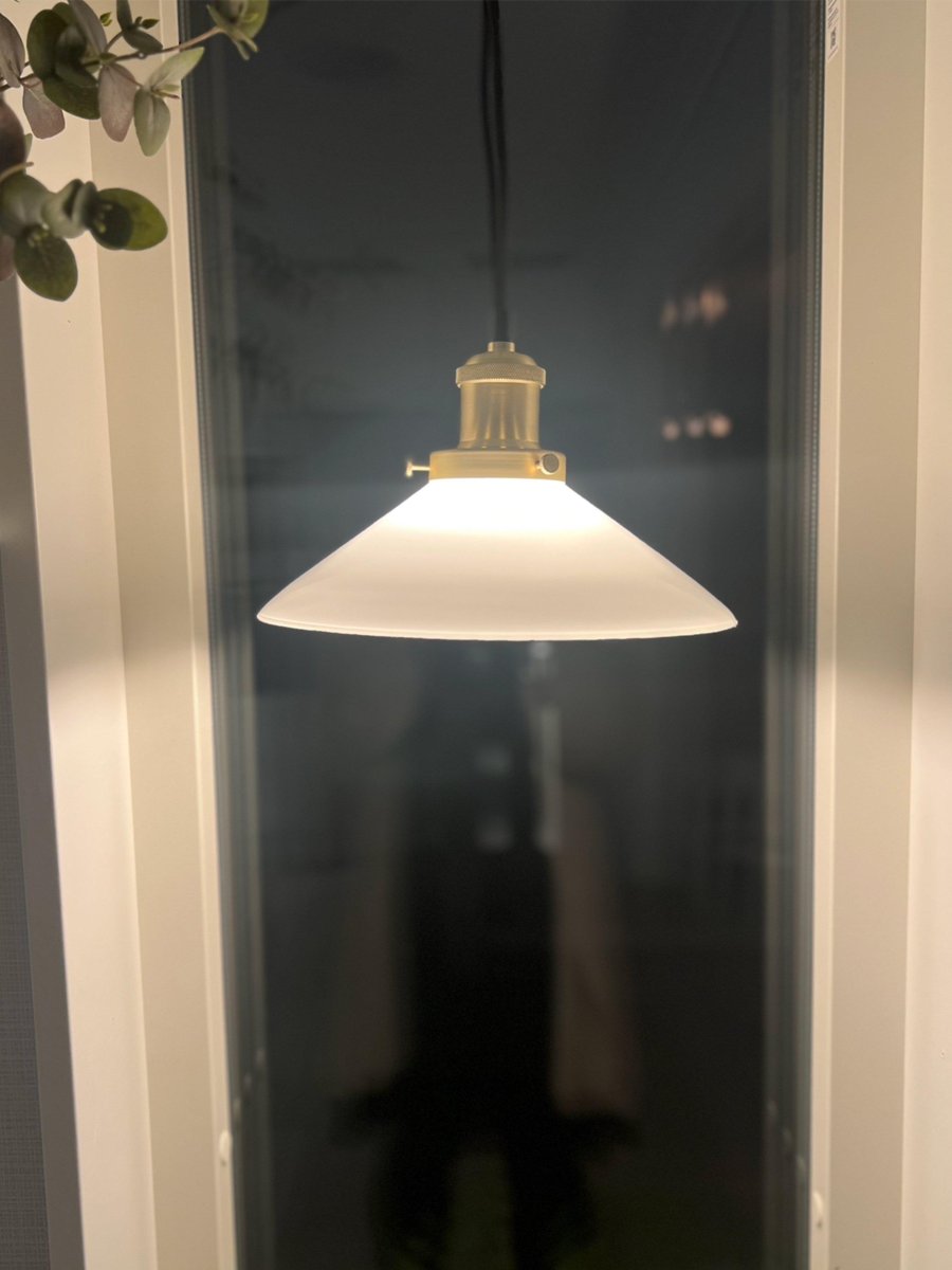 August Ø25 Blanc lampe de fenêtre De PR Home - La lampe est livr&eacute;e avec un c&acirc;ble textile noir de 3 m&egrave;tres de long et dispose d'une prise murale et d'un interrupteur d'alimentation.