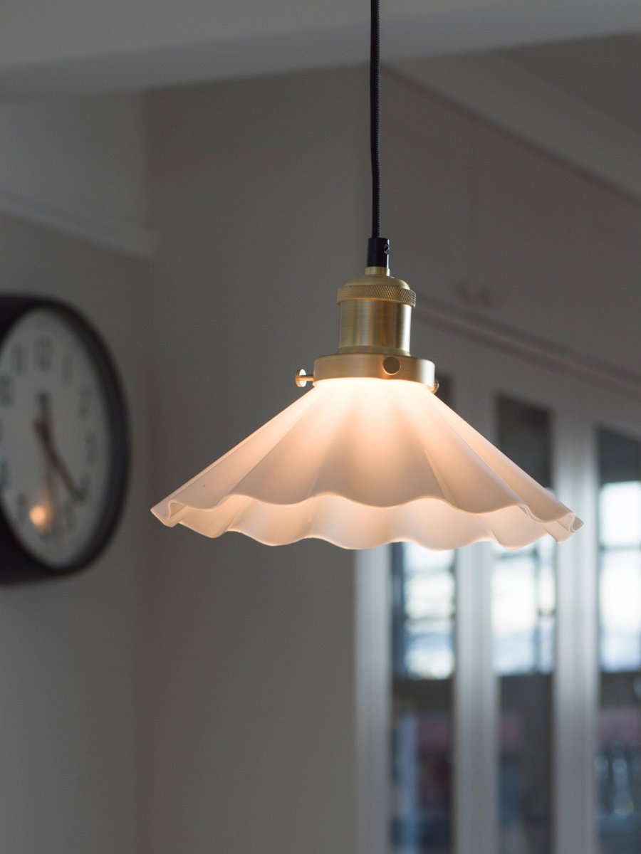 August Ø25 Blanc lampe de fenêtre De PR Home - La lampe est livr&eacute;e avec un c&acirc;ble textile noir de 3 m&egrave;tres de long et dispose d'une prise murale et d'un interrupteur d'alimentation.