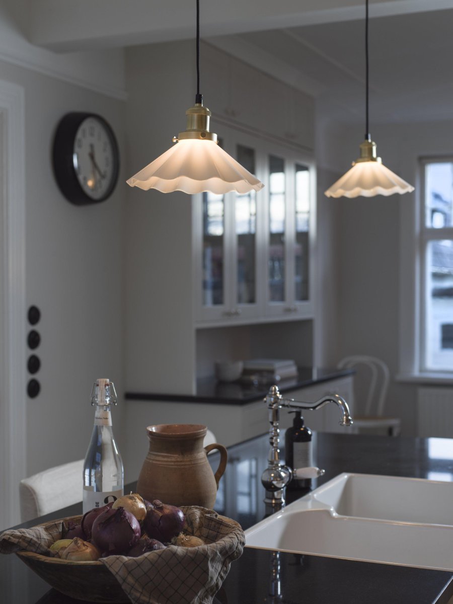 August Ø25 Blanc lampe de fenêtre De PR Home - La lampe est livr&eacute;e avec un c&acirc;ble textile noir de 3 m&egrave;tres de long et dispose d'une prise murale et d'un interrupteur d'alimentation.