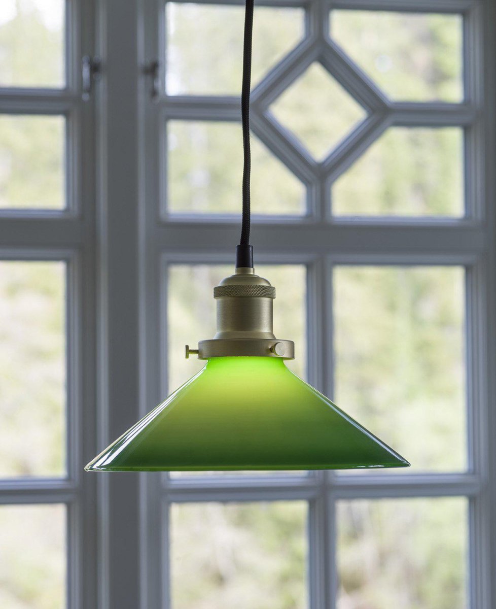 August Ø25 Vert lampe de fenêtre De PR Home - La lampe est livr&eacute;e avec un c&acirc;ble textile noir de 3 m&egrave;tres de long et dispose d'une prise murale et d'un interrupteur d'alimentation.