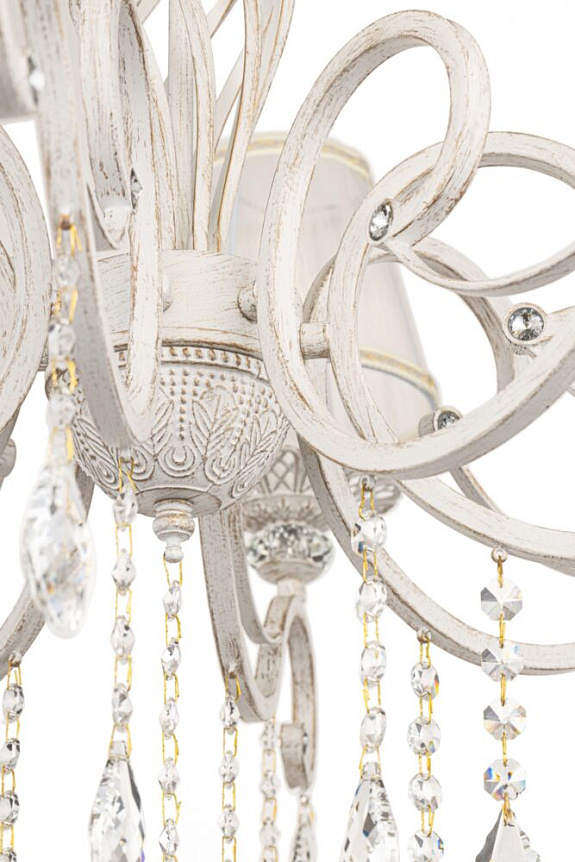 Grace Ø85 Blanc suspension De Maytoni - Les &eacute;l&eacute;gants abat-jour textiles, associ&eacute;s &agrave; des prismes scintillants, offrent une lumi&egrave;re douce et agr&eacute;able et une atmosph&egrave;re romantique.