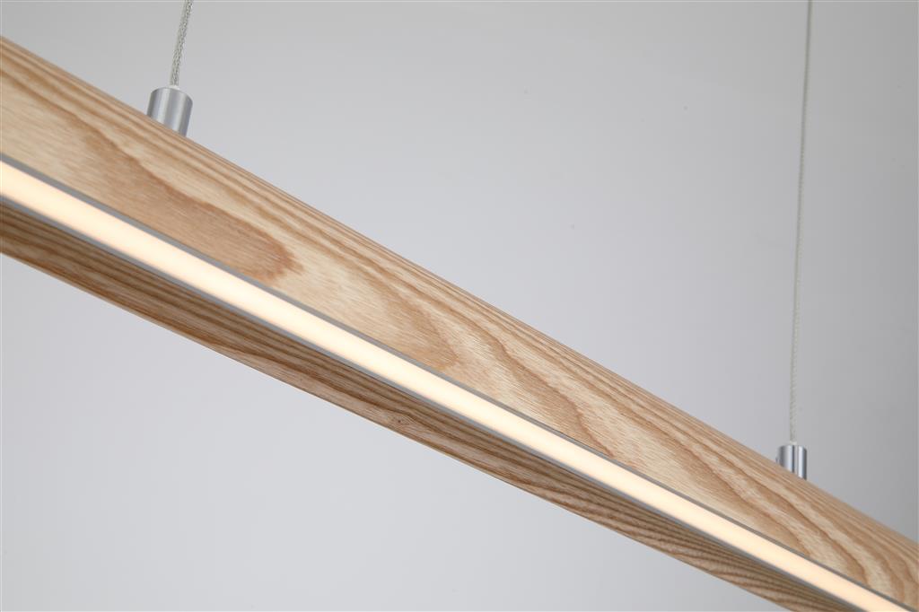Kenzie 120cm Bois suspension De Searchlight - Son ruban LED intégré diffuse la lumière vers le bas, offrant un éclairage doux et uniforme pour les tables à manger, les cuisines ou les bureaux.
