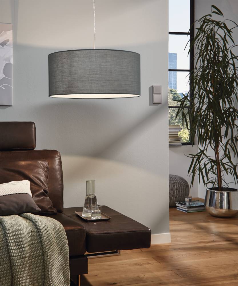 Pasteri Ø53 Gris suspension De Eglo - Dot&eacute; d'un abat-jour en textile gris et d'une &eacute;l&eacute;gante suspension en m&eacute;tal, il s'int&egrave;gre parfaitement aussi bien dans le salon que dans la salle &agrave; manger.