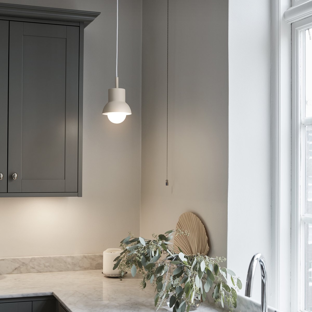 Down Ø15 Beige clair suspension De CO Bankeryd - Pour mettre en valeur au mieux le design de la lampe, nous vous recommandons de choisir une source lumineuse globe d'un diamètre de 95 cm.