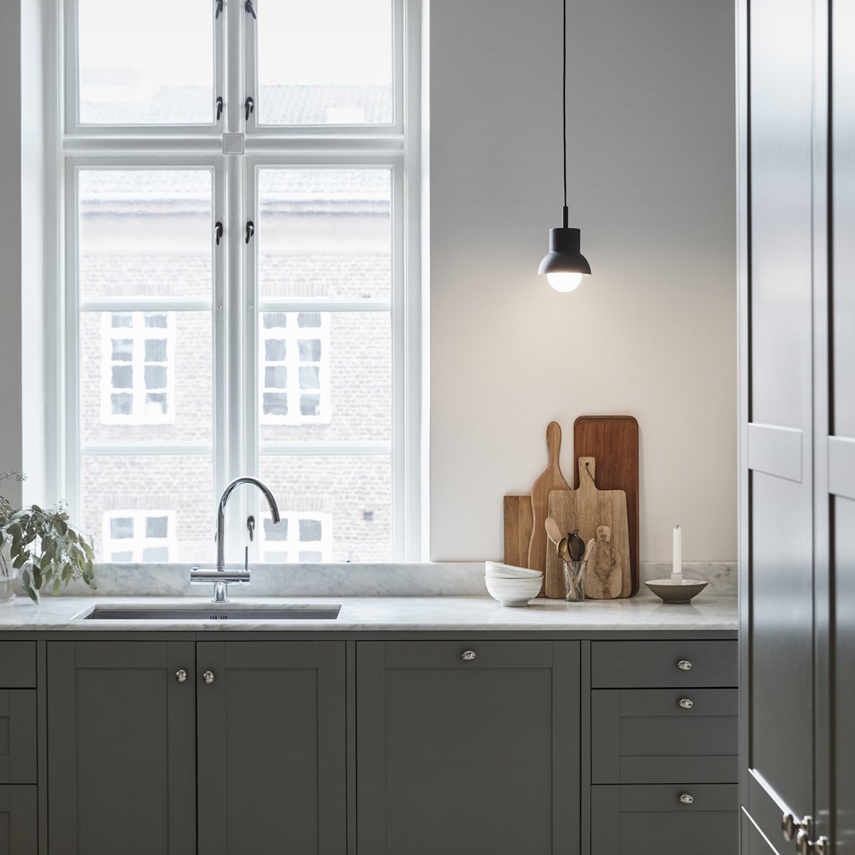 Down Ø15 Anthracite suspension De CO Bankeryd - Pour que le design de la lampe soit mis en valeur de manière optimale, nous vous recommandons de choisir une source lumineuse globe d'un diamètre de 95 cm.