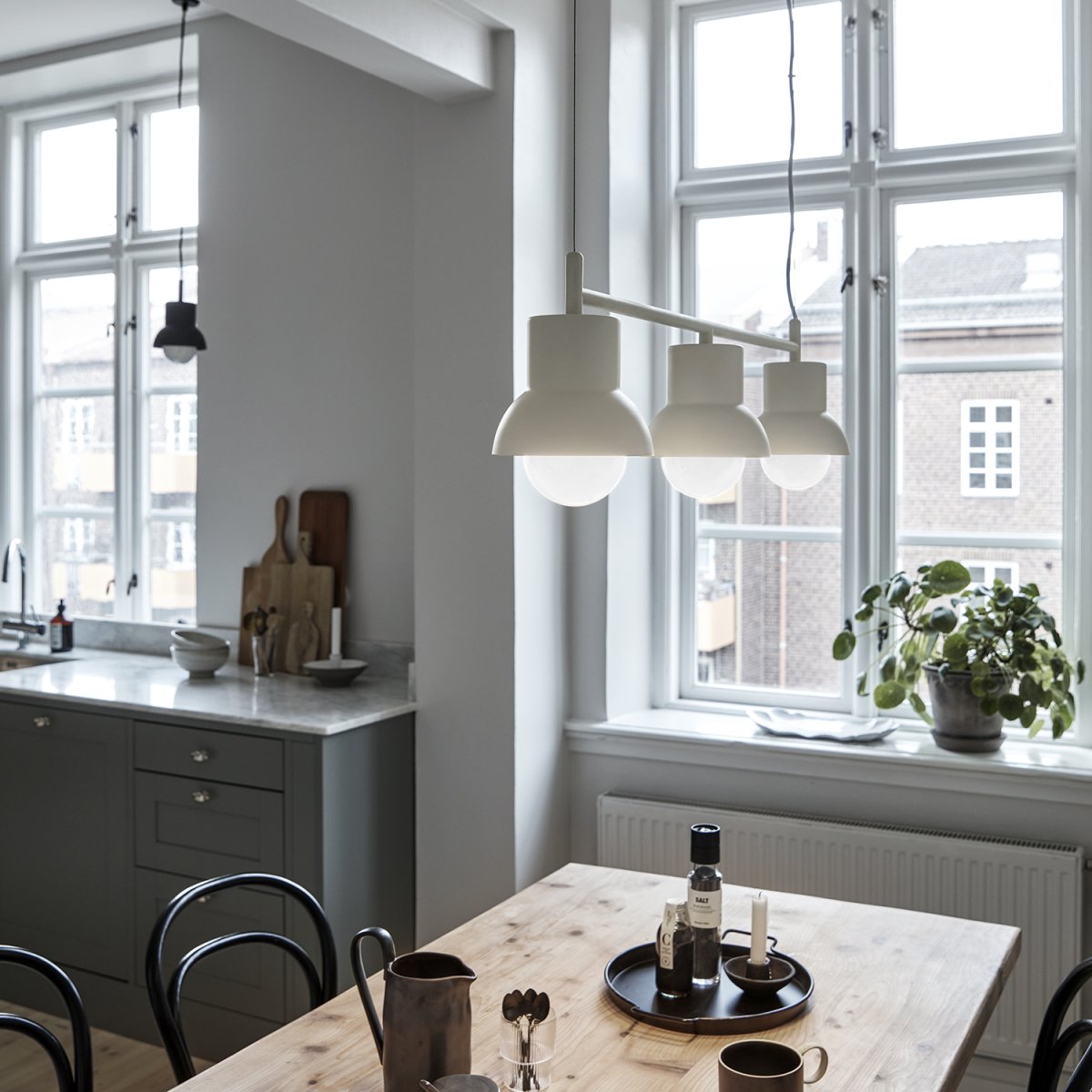 Down Long 82cm Beige clair suspension De CO Bankeryd - Pour que le design de la lampe soit mis en valeur de manière optimale, nous vous recommandons de choisir une source lumineuse globe d'un diamètre de 95 cm.