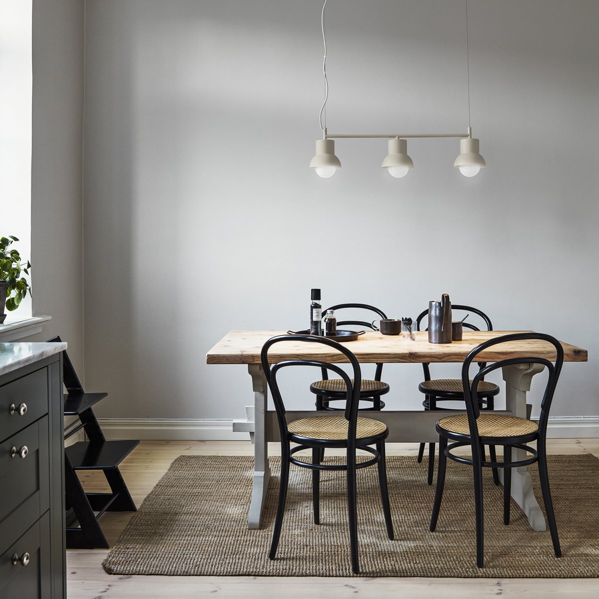 Down Long 82cm Beige clair suspension De CO Bankeryd - Pour que le design de la lampe soit mis en valeur de manière optimale, nous vous recommandons de choisir une source lumineuse globe d'un diamètre de 95 cm.