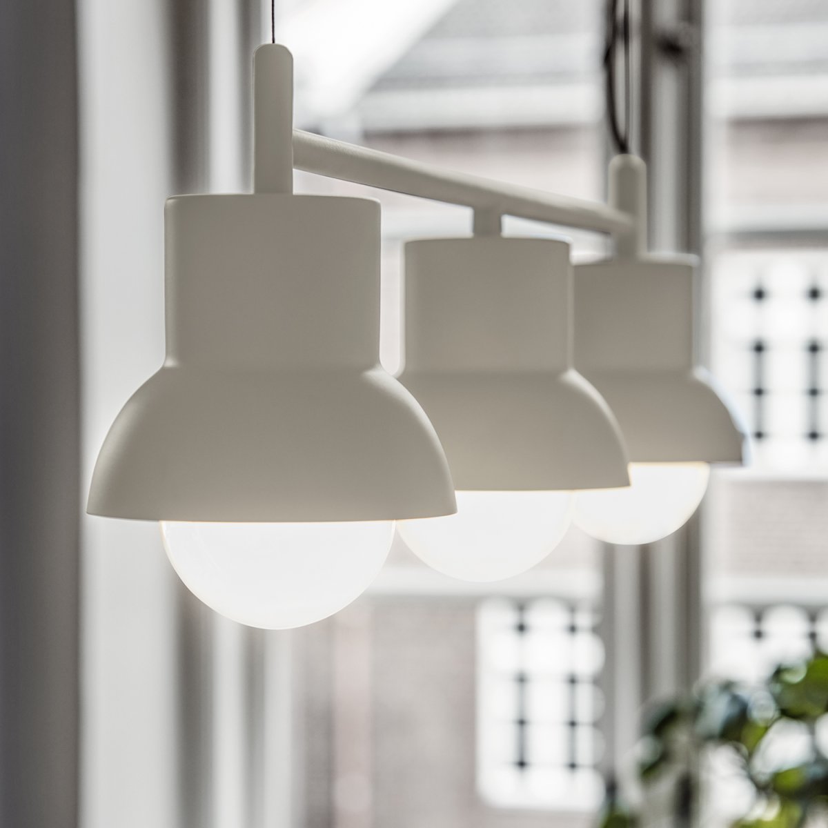 Down Long 82cm Beige clair suspension De CO Bankeryd - Pour que le design de la lampe soit mis en valeur de manière optimale, nous vous recommandons de choisir une source lumineuse globe d'un diamètre de 95 cm.