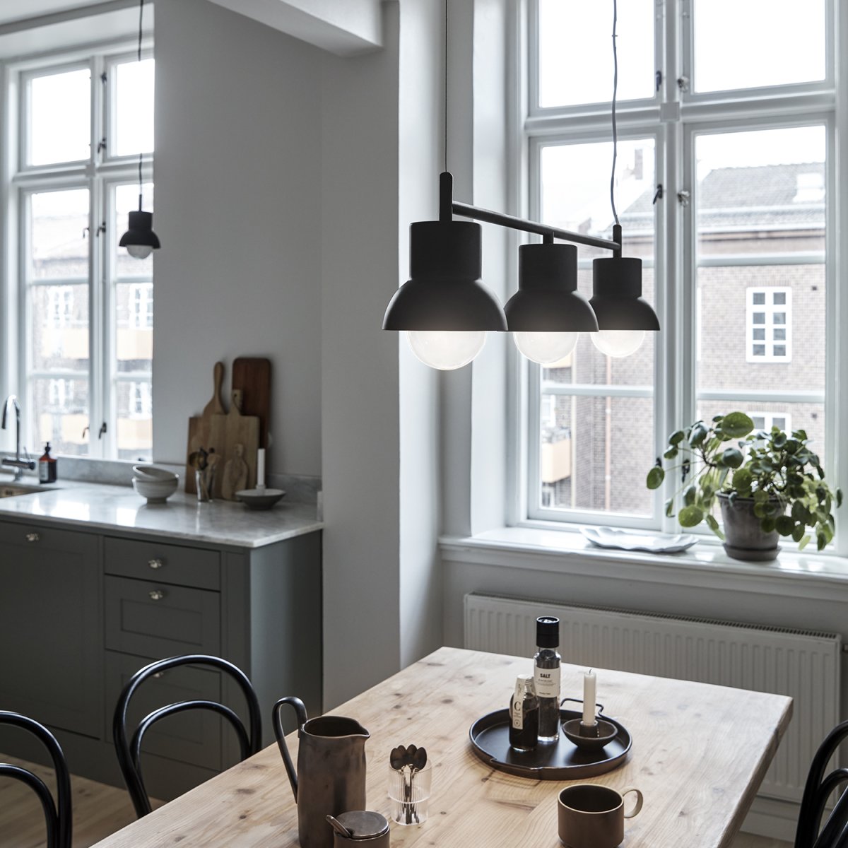 Down Long 82cm Anthracite suspension De CO Bankeryd - Pour que le design de la lampe soit mis en valeur de manière optimale, nous vous recommandons de choisir une source lumineuse globe d'un diamètre de 95 cm.