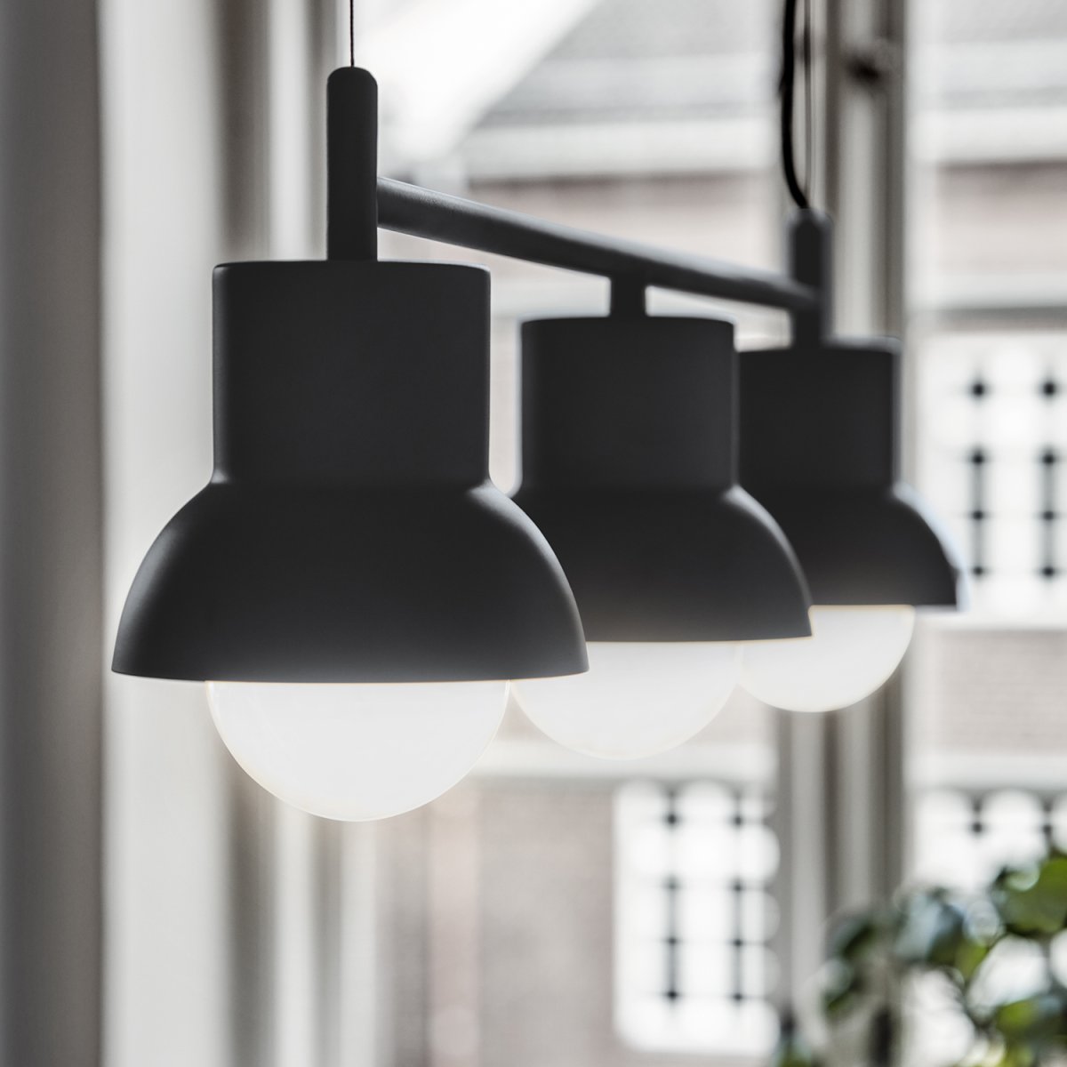 Down Long 82cm Anthracite suspension De CO Bankeryd - Pour que le design de la lampe soit mis en valeur de manière optimale, nous vous recommandons de choisir une source lumineuse globe d'un diamètre de 95 cm.