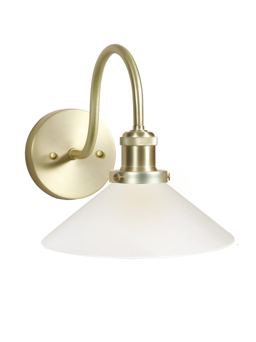 August 38cm Laiton/blanc lampe de salle de bain De PR Home - Con&ccedil;ue sp&eacute;cialement pour les salles de bain, cette applique de style cordonnier est dot&eacute;e d'un &eacute;l&eacute;gant abat-jour en verre de 25 cm de diam&egrave;tre qui diffuse une lumi&egrave;re douce et homog&egrave;ne.