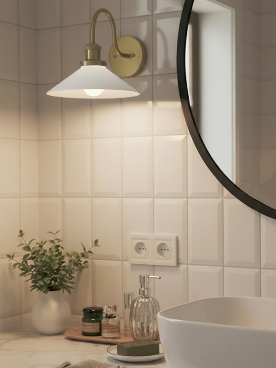 August 38cm Laiton/blanc lampe de salle de bain De PR Home - Con&ccedil;ue sp&eacute;cialement pour les salles de bain, cette applique de style cordonnier est dot&eacute;e d'un &eacute;l&eacute;gant abat-jour en verre de 25 cm de diam&egrave;tre qui diffuse une lumi&egrave;re douce et homog&egrave;ne.