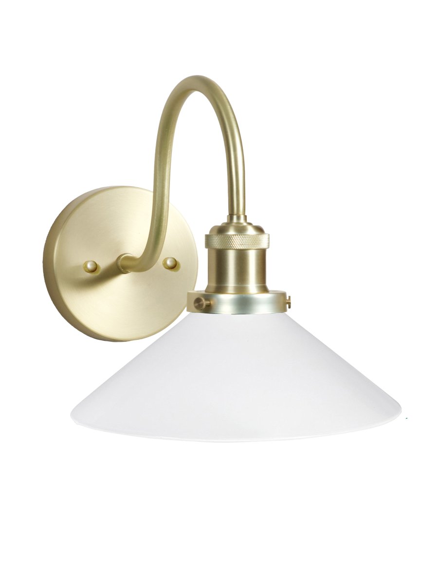 August 38cm Laiton/blanc lampe de salle de bain De PR Home - Con&ccedil;ue sp&eacute;cialement pour les salles de bain, cette applique de style cordonnier est dot&eacute;e d'un &eacute;l&eacute;gant abat-jour en verre de 25 cm de diam&egrave;tre qui diffuse une lumi&egrave;re douce et homog&egrave;ne.