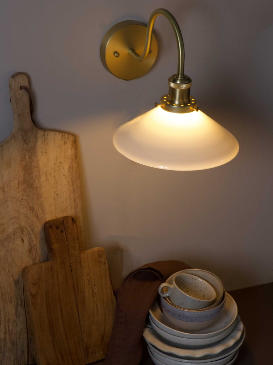 August 38cm Laiton/blanc lampe de salle de bain De PR Home - Con&ccedil;ue sp&eacute;cialement pour les salles de bain, cette applique de style cordonnier est dot&eacute;e d'un &eacute;l&eacute;gant abat-jour en verre de 25 cm de diam&egrave;tre qui diffuse une lumi&egrave;re douce et homog&egrave;ne.