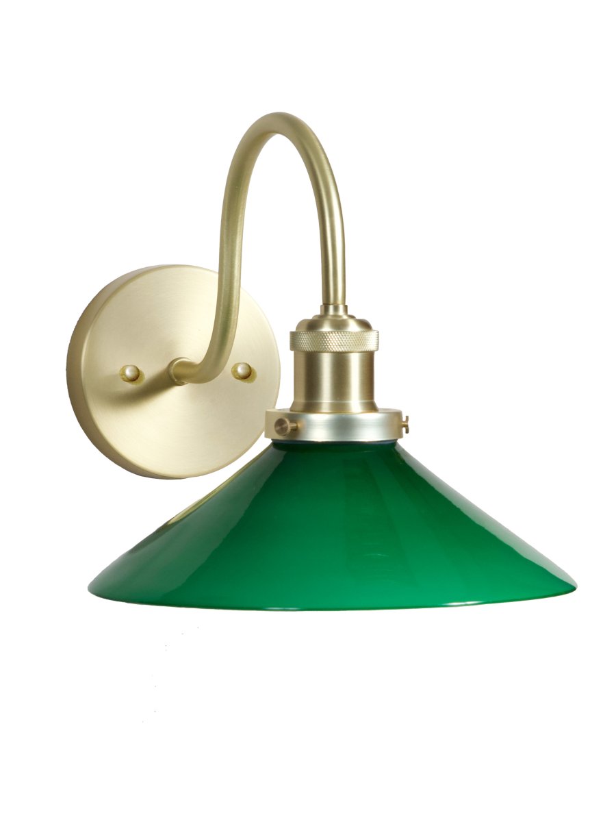 August 38cm Laiton/vert lampe de salle de bain De PR Home - Con&ccedil;ue sp&eacute;cialement pour les salles de bain, cette applique de style cordonnier est dot&eacute;e d'un &eacute;l&eacute;gant abat-jour en verre de 25 cm de diam&egrave;tre qui diffuse une lumi&egrave;re douce et homog&egrave;ne.