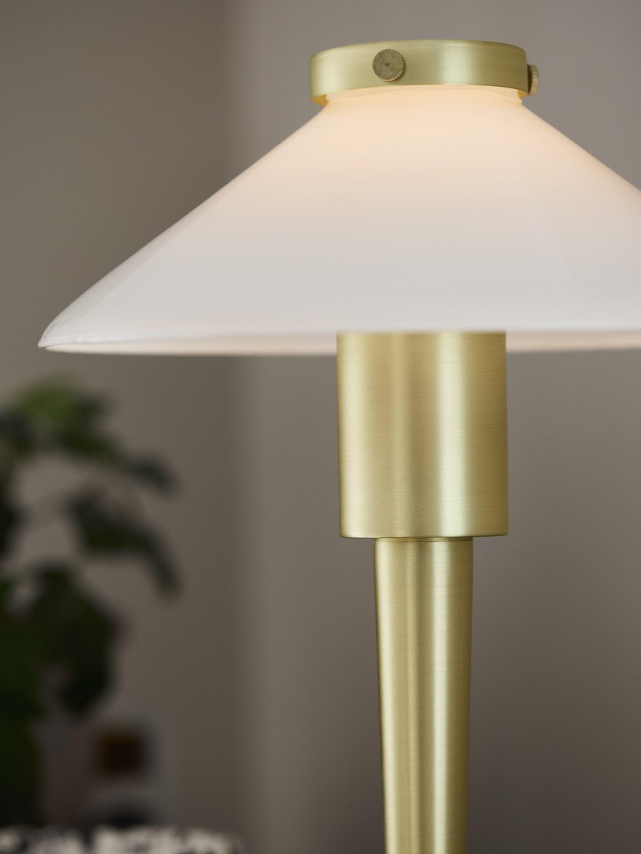 August 34cm Laiton lampe de table De PR Home - La source lumineuse est enfermée dans un tube de verre qui diffuse une belle lumière à l'intérieur de l'abat-jour.