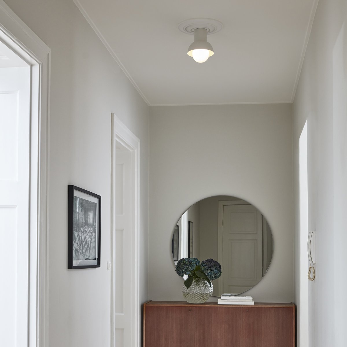 Down Ø20 Beige clair plafonnier De CO Bankeryd - Down Plafond a un design jeune et scandinave qui s'int&egrave;gre parfaitement dans le couloir ou la cuisine avec sa lumi&egrave;re d'ambiance.