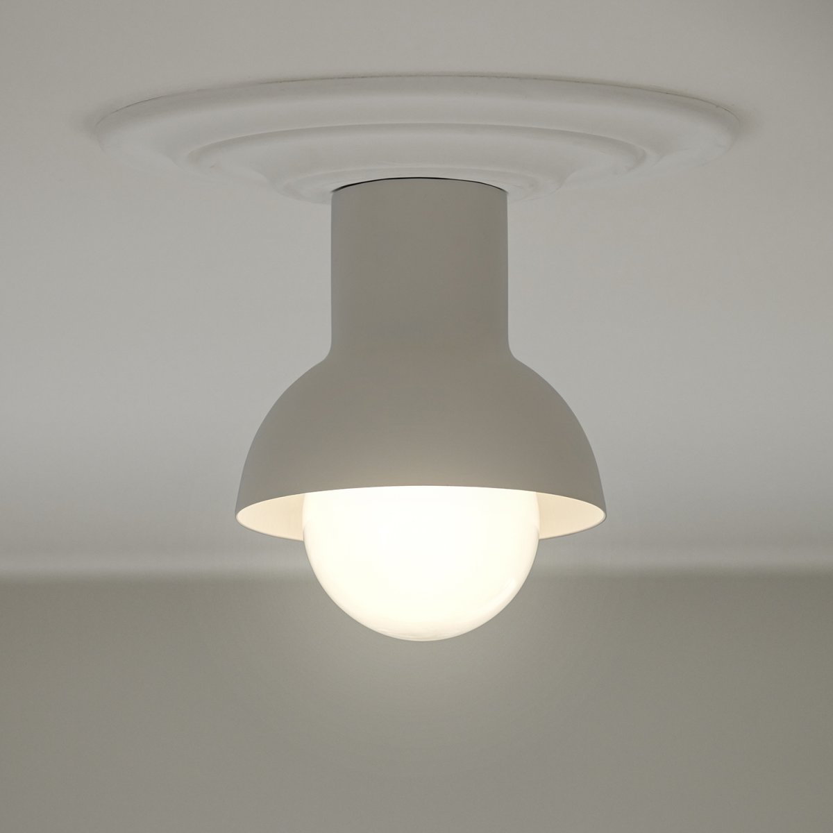 Down Ø20 Beige clair plafonnier De CO Bankeryd - Down Plafond a un design jeune et scandinave qui s'int&egrave;gre parfaitement dans le couloir ou la cuisine avec sa lumi&egrave;re d'ambiance.