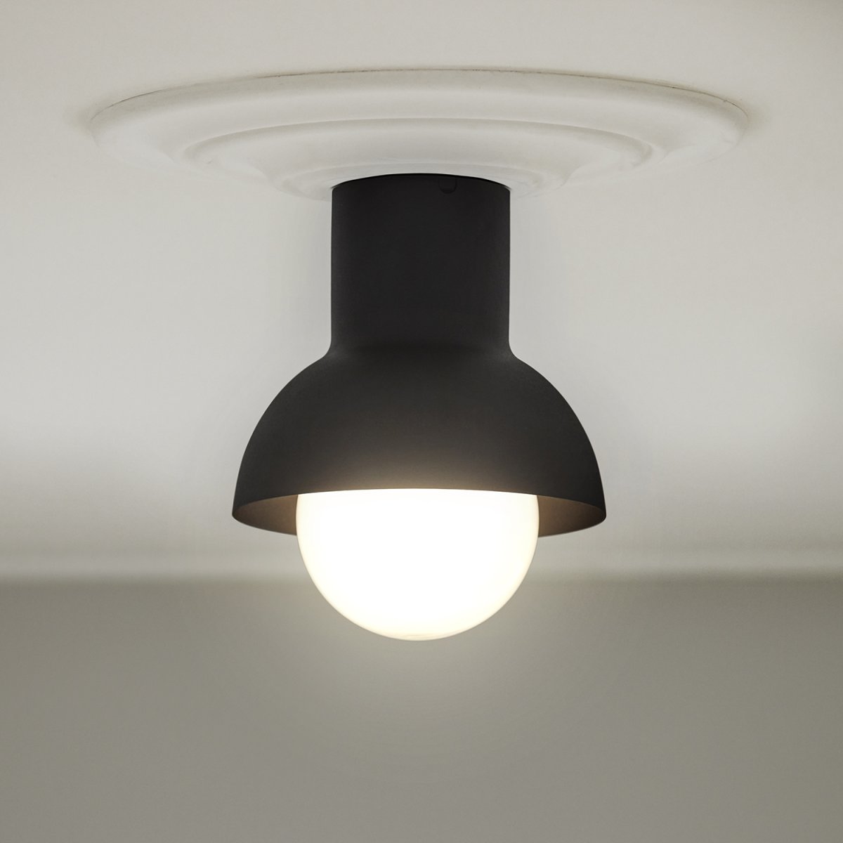 Down Ø20 Anthracite plafonnier De CO Bankeryd - Down Plafond a un design jeune et scandinave qui s'int&egrave;gre parfaitement dans le couloir ou la cuisine avec sa lumi&egrave;re d'ambiance.